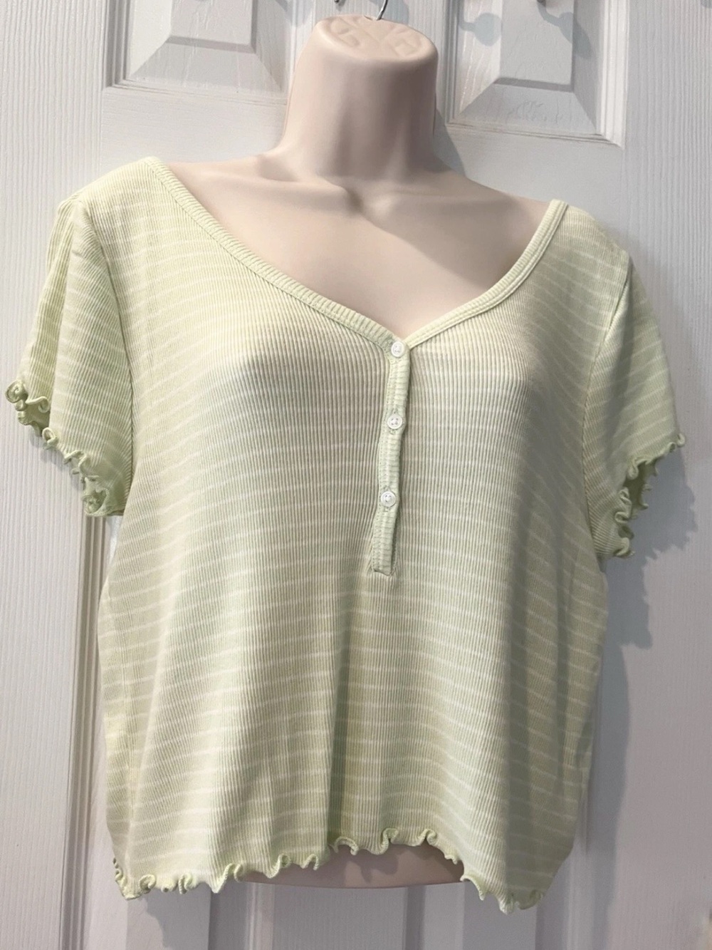 True Craft Women's Short Sleeve Henley Shirt - Mint - XL
- NWT - Cropped -Summer